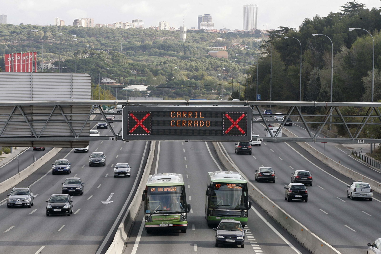 Cuándo puedes circular por el carril Bus VAO: qué vehículos están autorizados y qué excepciones existen