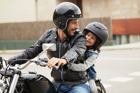 Llevar a un niño en la moto: cuál es la edad mínima para poder hacerlo