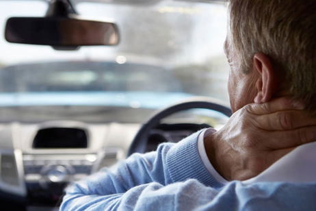 El dolor de cuello al conducir: por qué aparece y cómo evitarlo El dolor de cuello al conducir: por qué aparece y cómo evitarlo