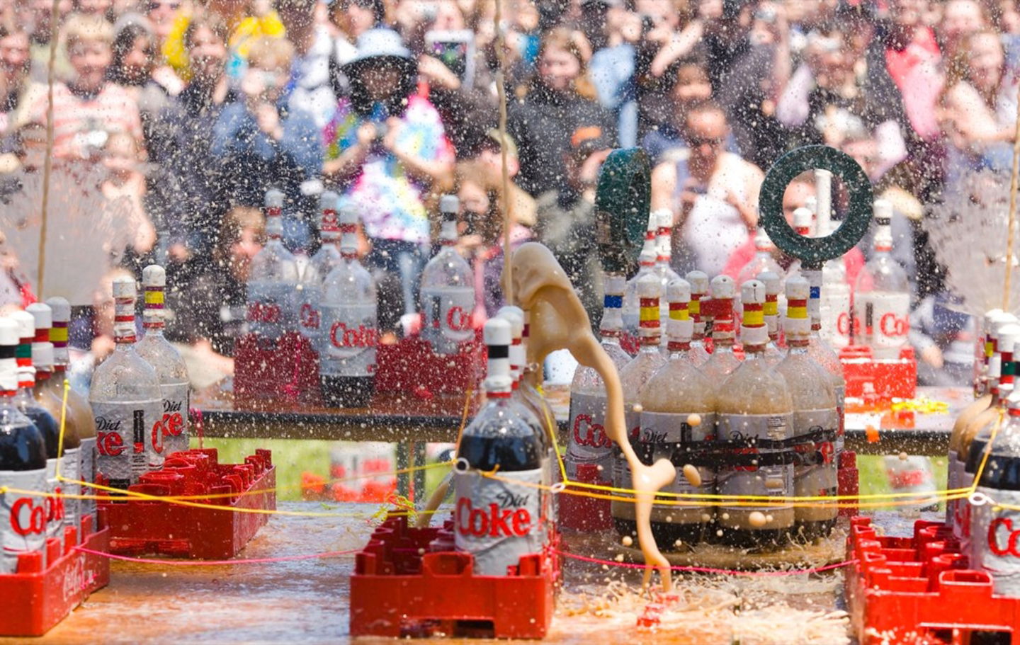 Experimento de Coca Cola y Mentos explicación fácil de la reacción química 3