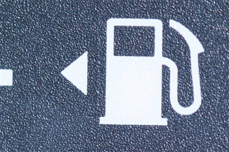 Qué es el triángulo junto al símbolo de la gasolina de tu coche