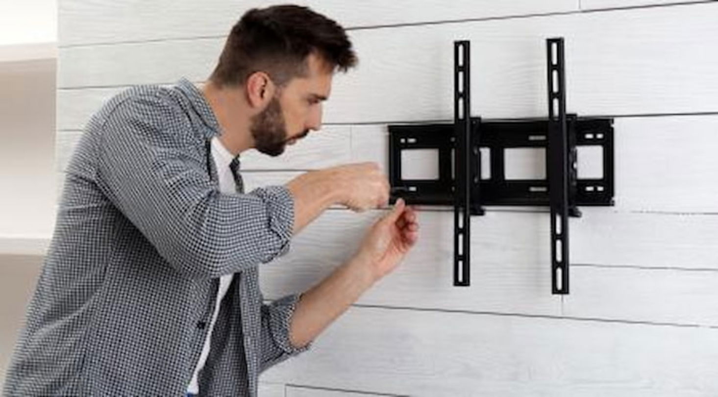 Instalar la TV sobre un soporte de pared puede ser una estupenda idea, pero requiere de tiempo y energía