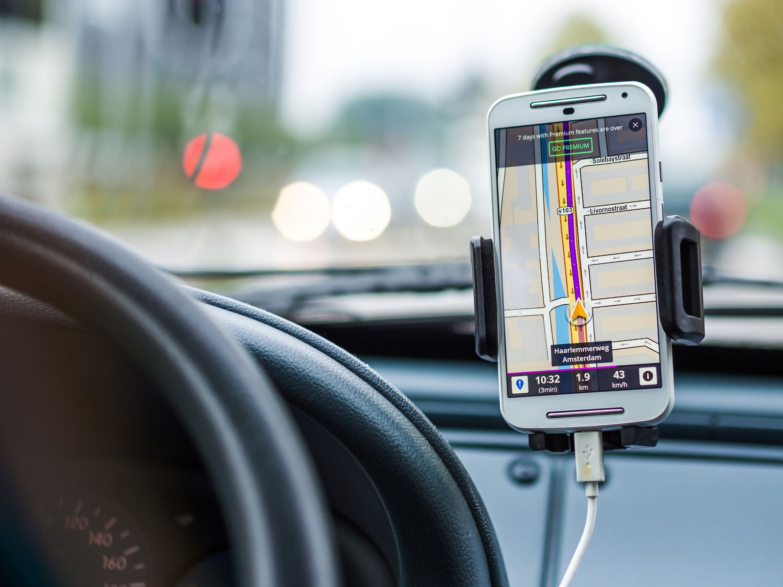 Un navegador externo o la tecnología Android Auto o Apple CarPlay suele ser más interesante que los navegadores integrados.