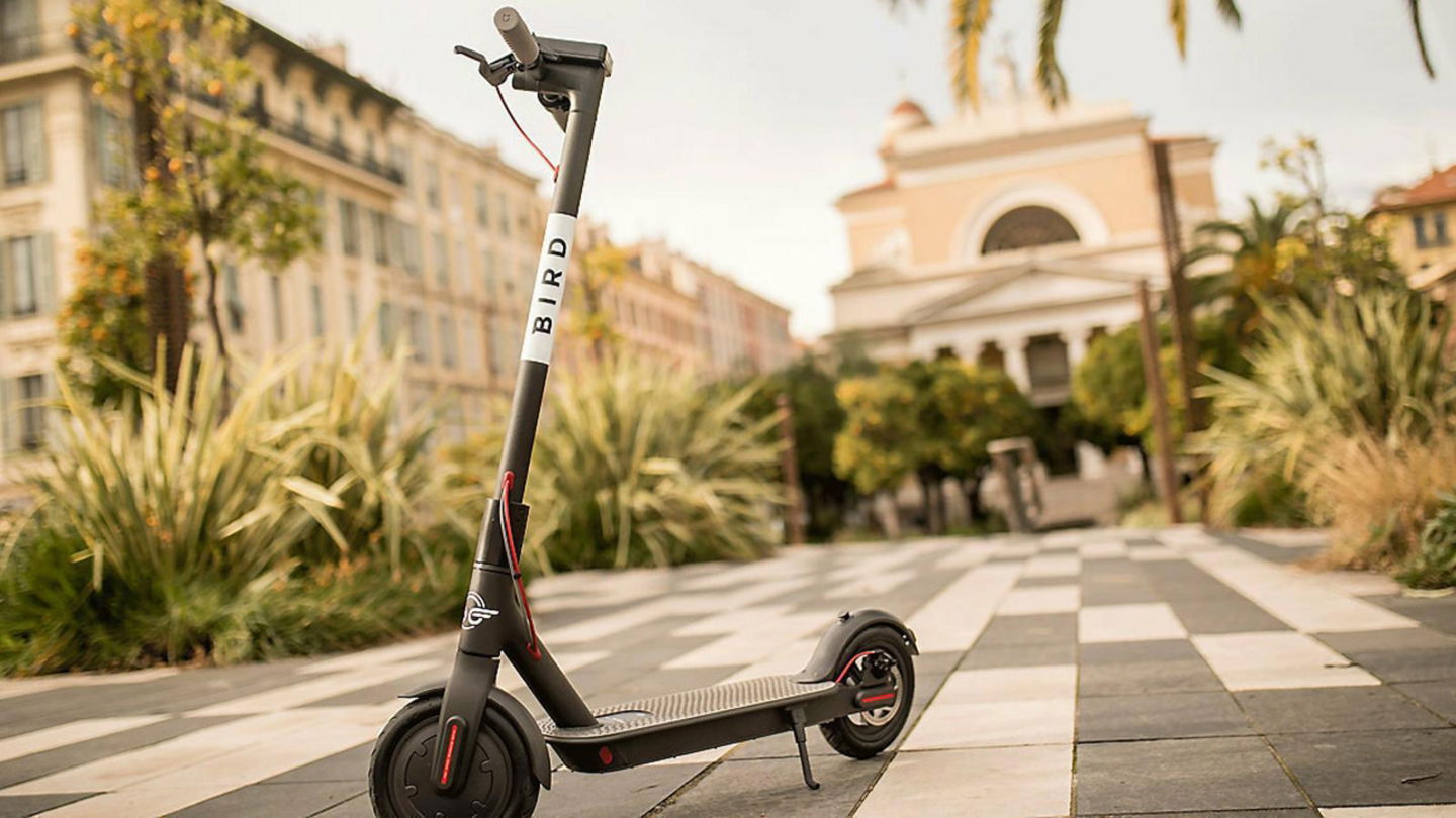 Los usuarios que utilizan patinetes eléctricos consideran que la medida aplicada en Barcelona es discriminatoria.