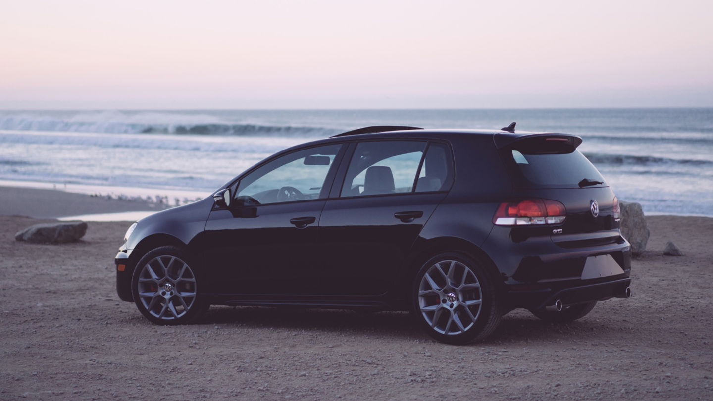 El Volkswagen Golf celebra su 50 aniversario en este 2024 y el compacto de la firma alemana está en plena forma.