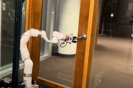 Presentan un nuevo robot mayordomo que se encargará de abrir todas las puertas a los clientes