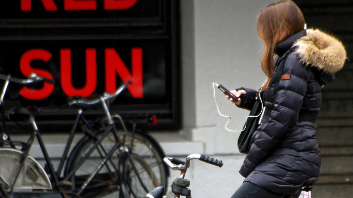 La utilización de auriculares mientras se maneja una bicicleta o un patinete eléctrico también esta prohibida