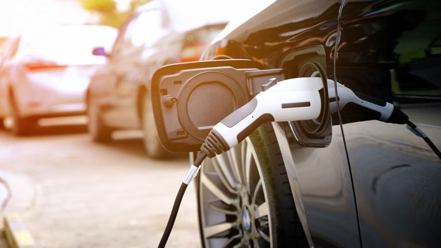 Carga de batería de coche eléctrico en la calle