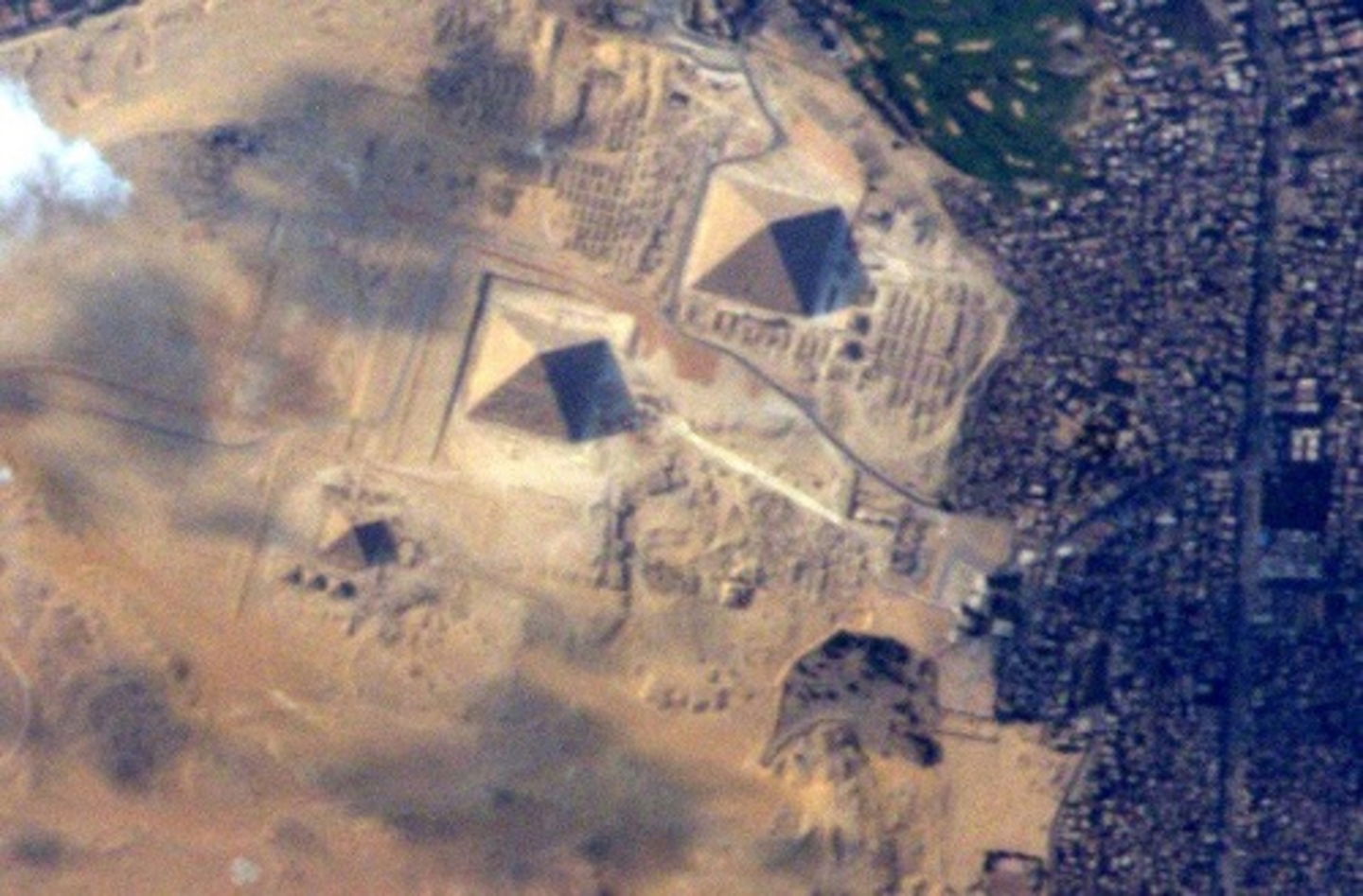 An astronaut uses his last day in space to take a spectacular photo of the pyramids