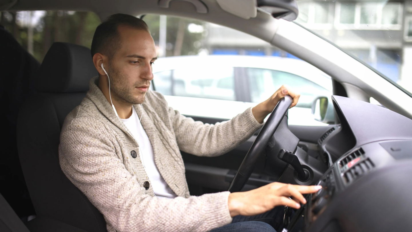 La multa por utilizar auriculares en el coche está sujeta a una reducción del 50% por pronto pago