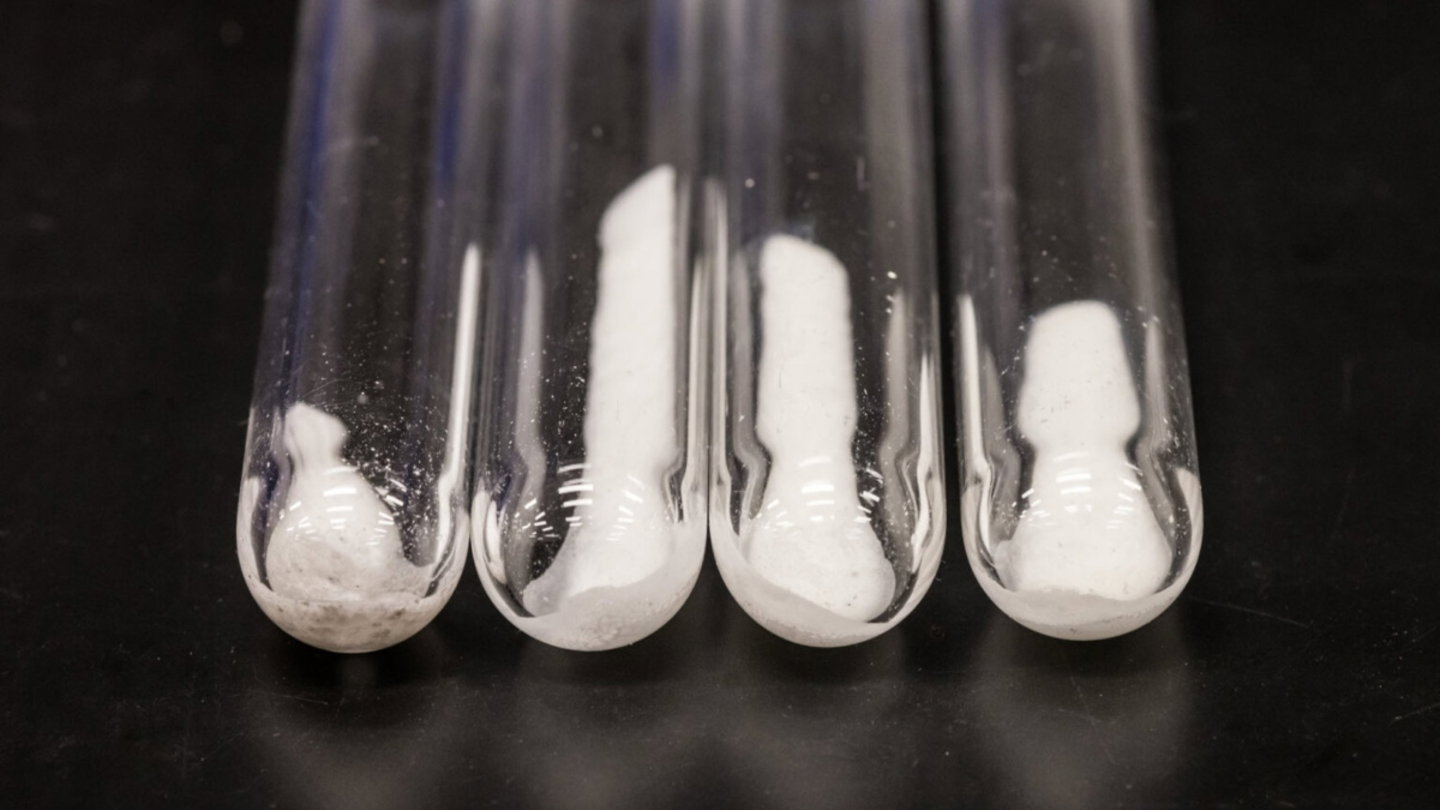 Uso de materias primas para crear baterías