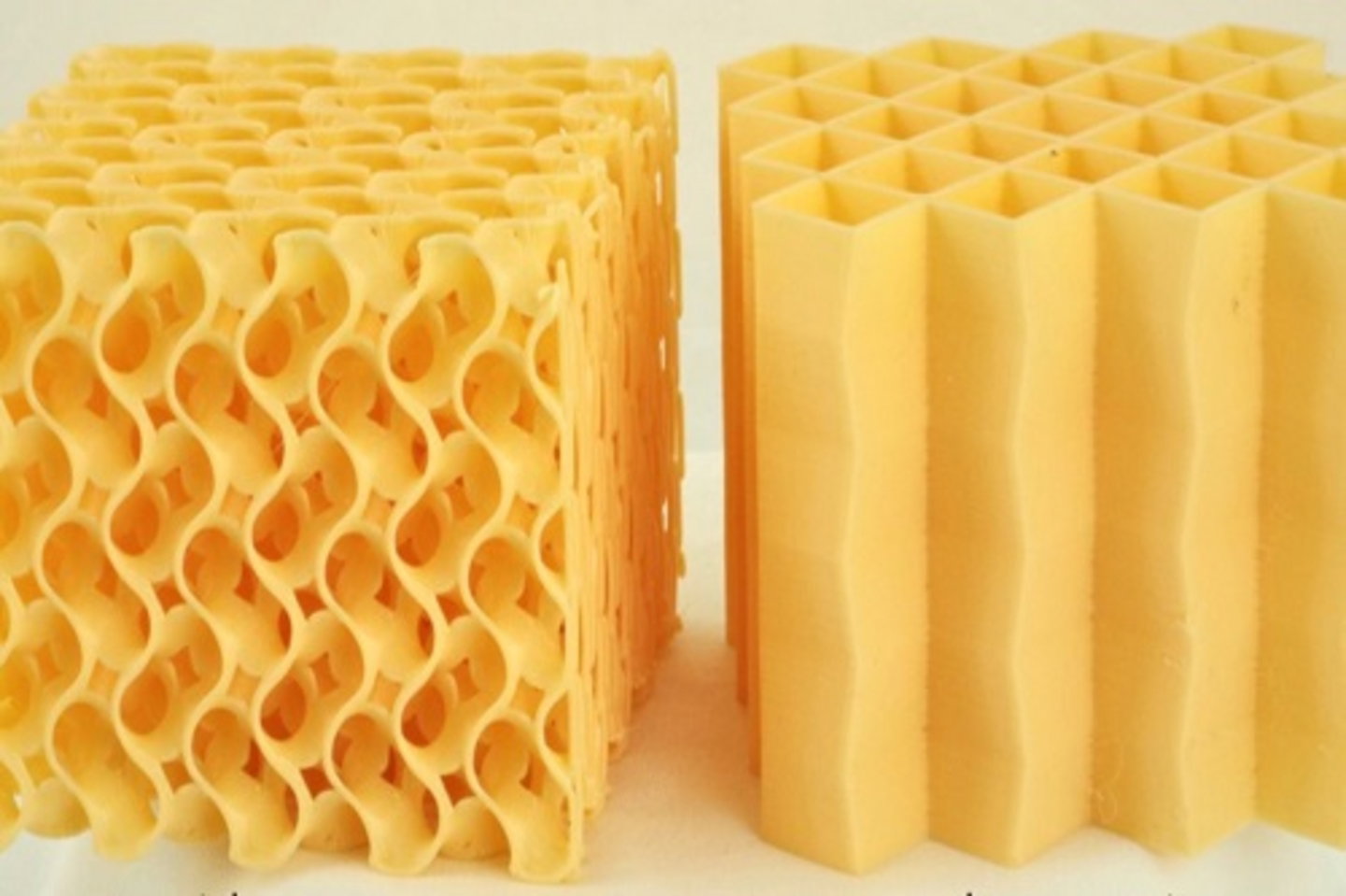 Ciclistas y motoristas mejor protegidos por una IA: ha creado cascos con espuma impresa en 3D