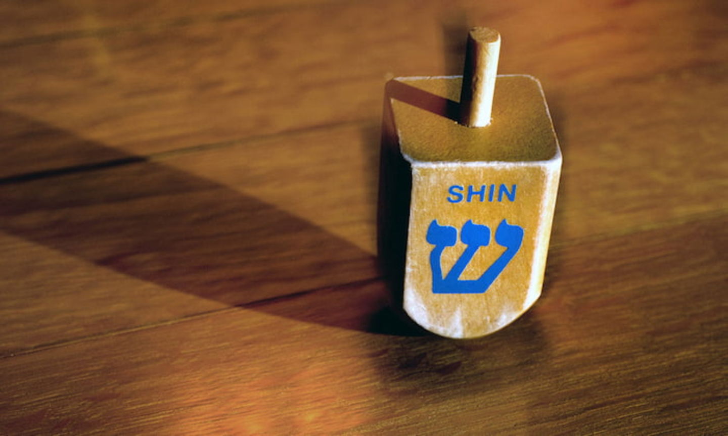 El dreidel o peonza pertenece a un clásico juego del pueblo judío