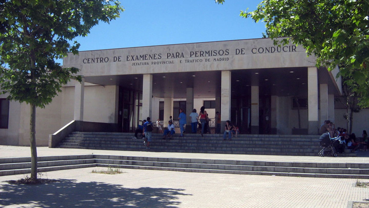 La señal del huevo frito y su 'antítesis' suelen protagonizar alguna pregunta del examen teórico de conducir de la DGT
