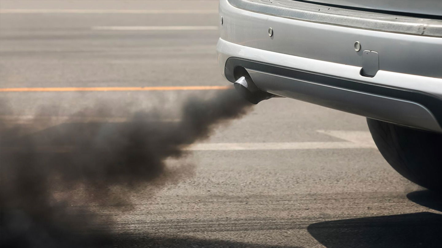 humo negro coche