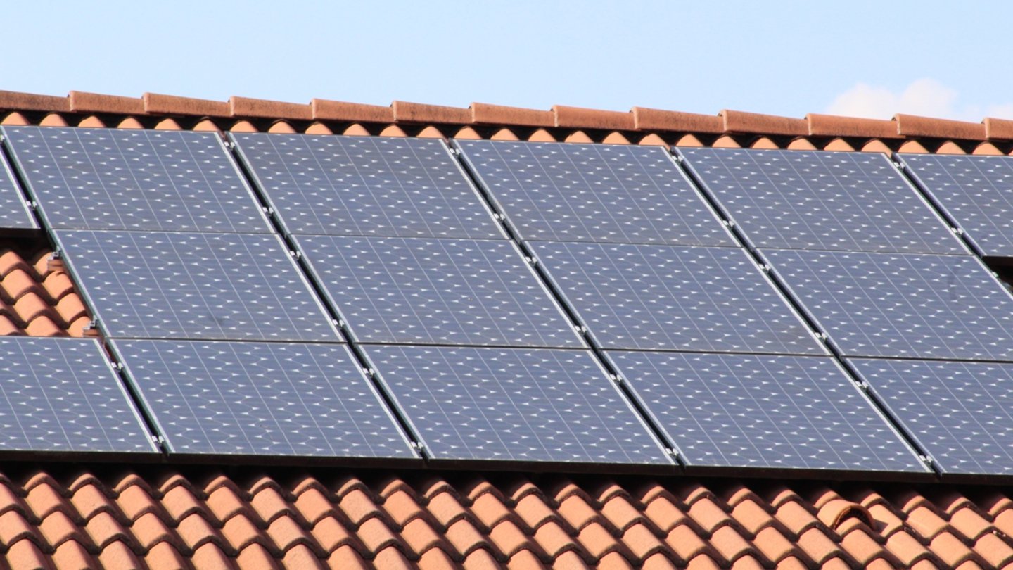 Las instalaciones fotovoltaicas más numerosas y recomendables son las de autoconsumo, vinculadas a la red eléctrica convencional
