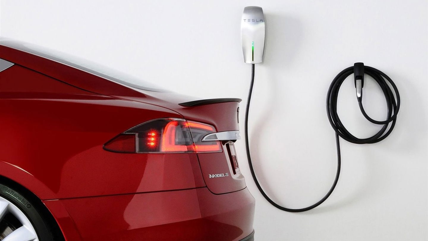 Un Tesla Model S cargando en casa