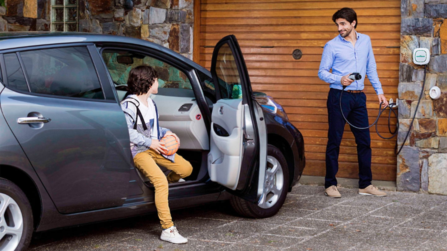 La opción preferible es tener una toma dedicada que ofrece una mayor rapidez de carga para nuestro coche eléctrirco