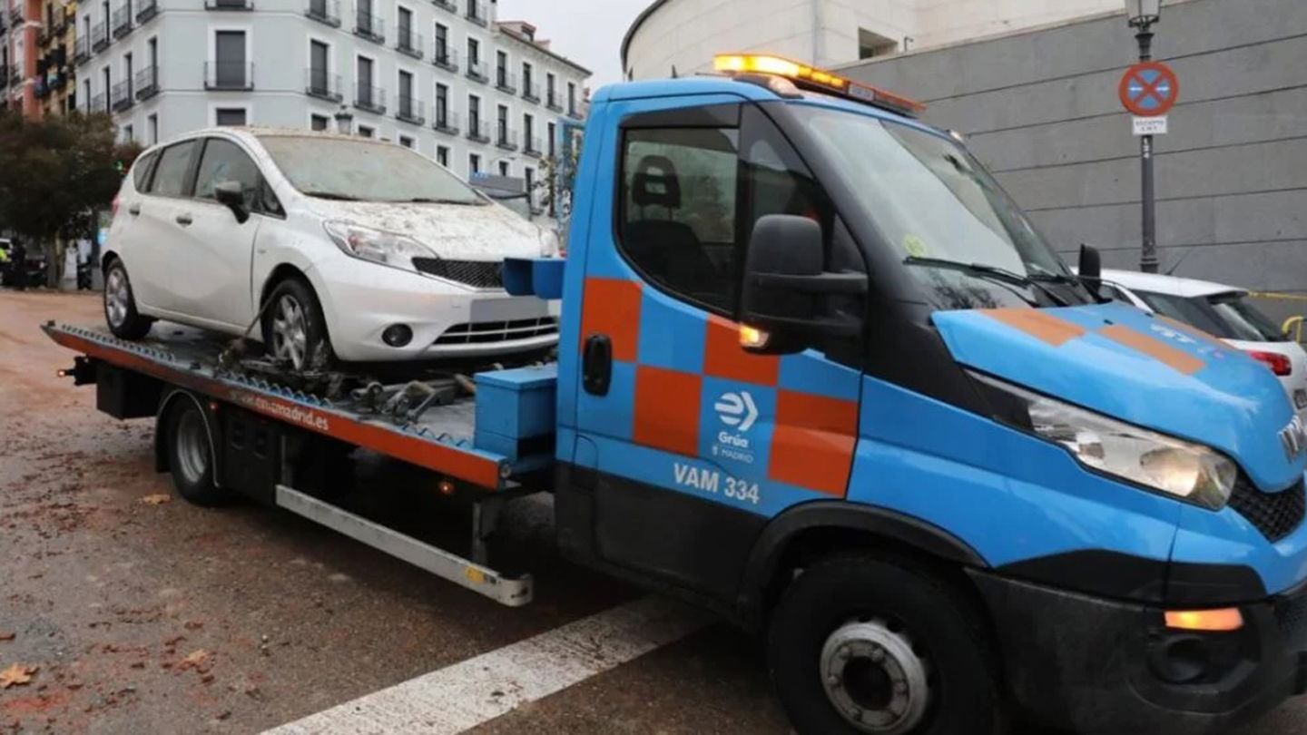 La tasa de retirada de nuestro coche por la grúa la fija el ayuntamiento y varía de forma notable de una ciudad a otra