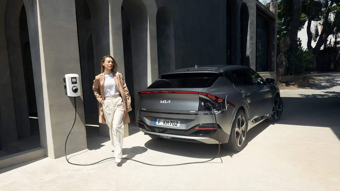 El KIA EV6 es uno de los vehículos con una carga más rápida. Recupera una autonomía de 160 kilómetros en 8 minutos