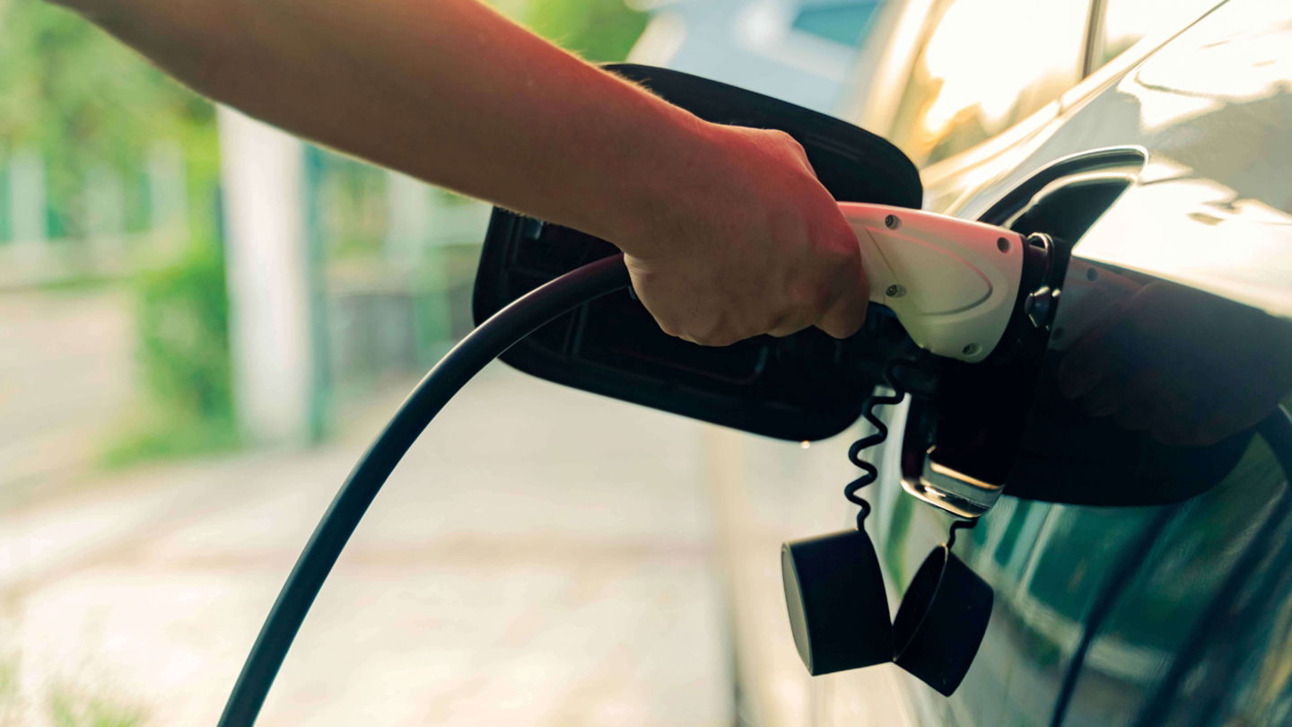 Para cargar el coche eléctrico en una toma doméstica se necesita un conector tipo Schuko.