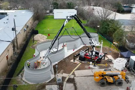 Brazo robótico gigante levanta una casa impresa en 3D y que además tiene dos pisos