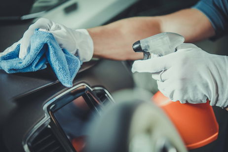 Cómo limpiar el salpicadero de tu coche con productos caseros: proceso explicado paso a paso