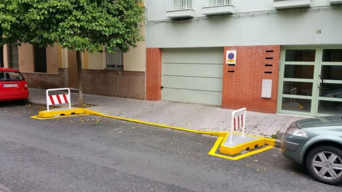 El espacio de un vado está reservado para la entrada y salida de un inmueble y no se puede estacionar en este espacio