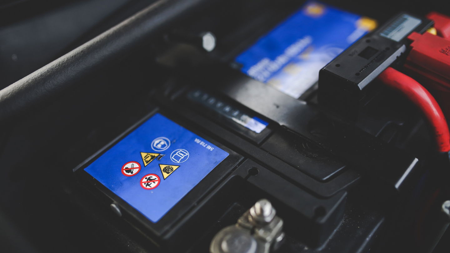 La batería del coche es un elemento fundamental del coche que nos puede dar un disgusto si se descarga en el momento menos oportuno