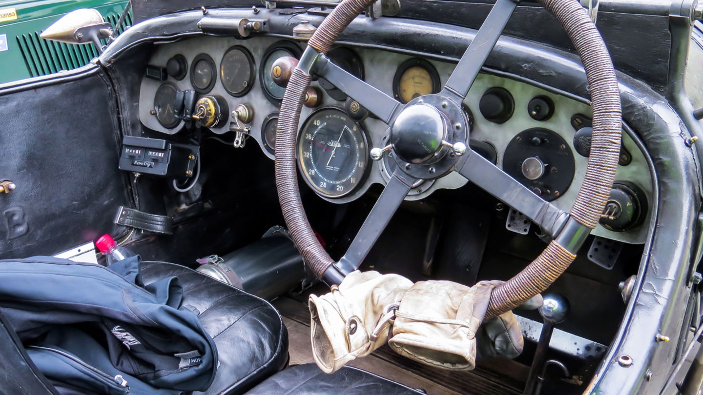 El uso de guantes para conducir se remonta a los inicios de la industria del automóvil, por una cuestión de salud