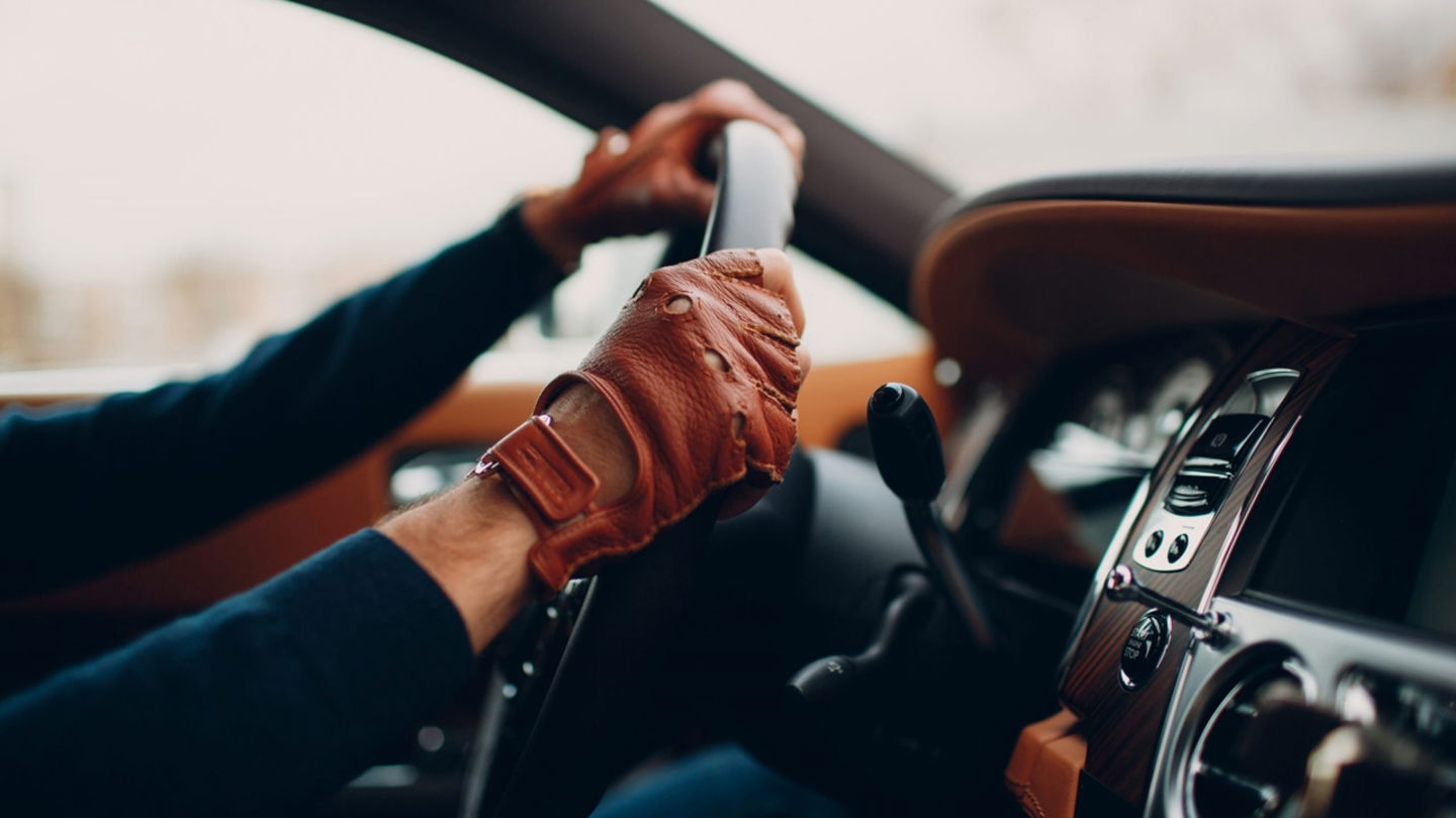 Los guantes aptos para conducir están diseñados en piel o polipiel para no afectar al agarre y sensibilidad de las manos