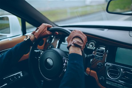 Conducir un coche con guantes: ¿es legal?