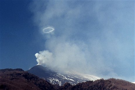 El volcán Etna está expulsando espectaculares anillos de humo y este es el motivo por el que lo hace