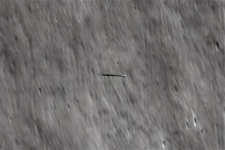 La NASA capta un extraño objeto plateado que orbita a la Luna, pero tiene una explicación racional