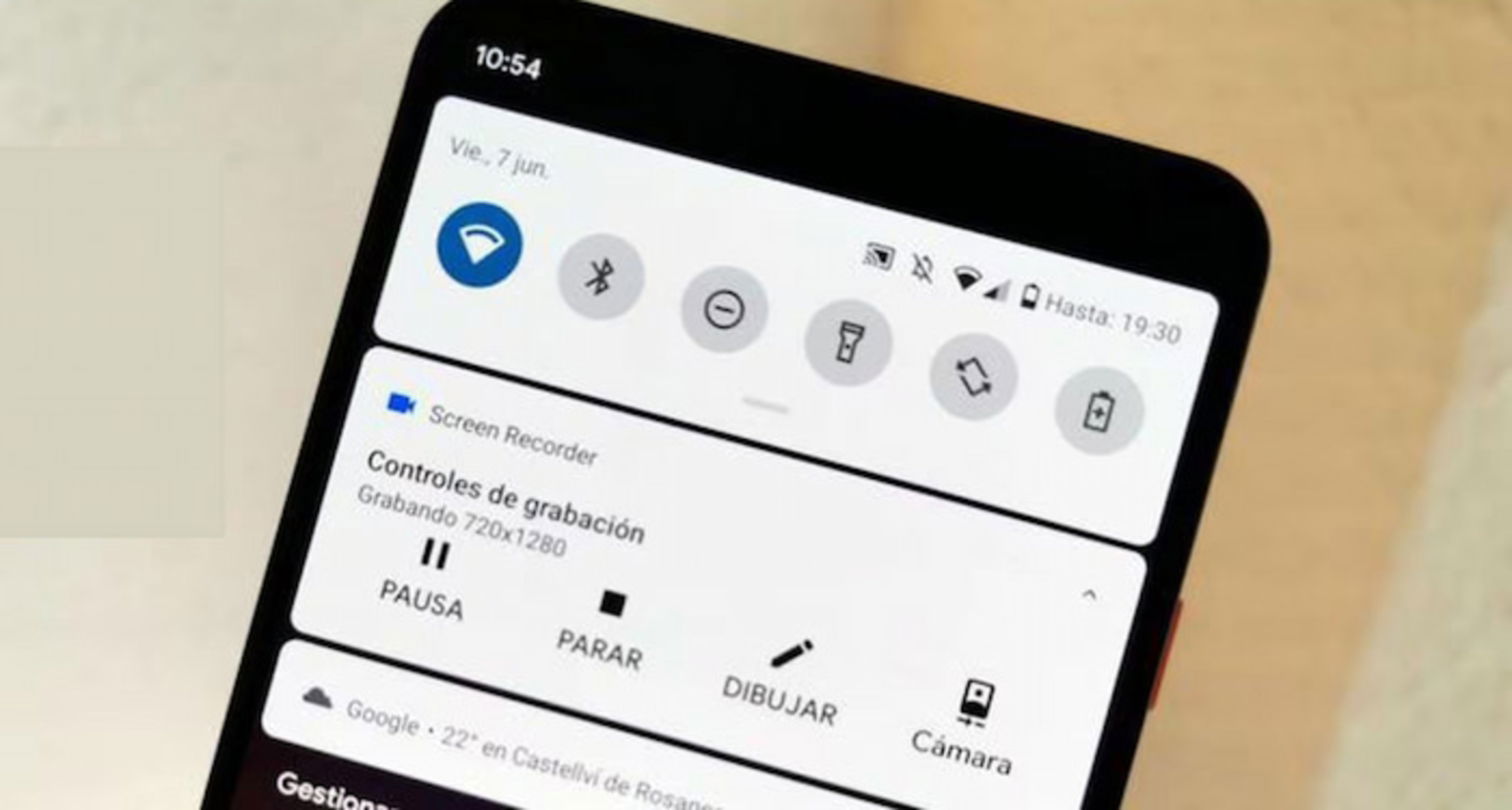 La mayoría de móviles con Android de la actualidad suelen incluir una herramienta nativa para grabar la pantalla y que puede ser usada para grabar una llamada de WhatsApp