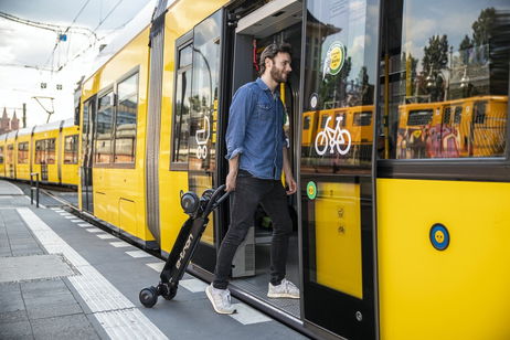 Llevar un patinete eléctrico en el tren: normativa en Renfe, Iryo y Ouigo