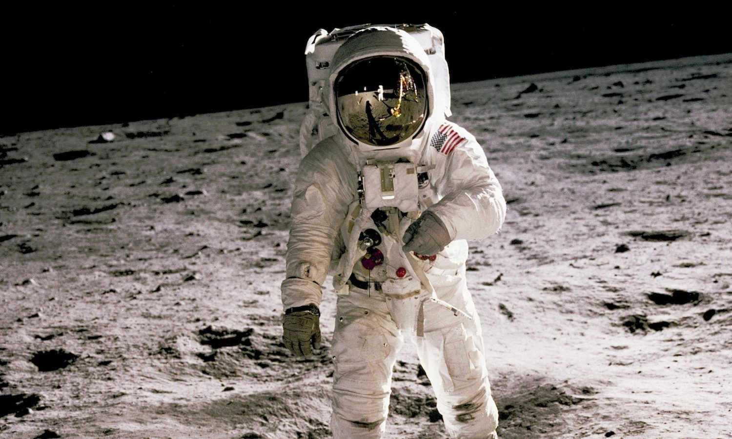 Por qué los trajes de los astronautas son blancos y naranjas (2)