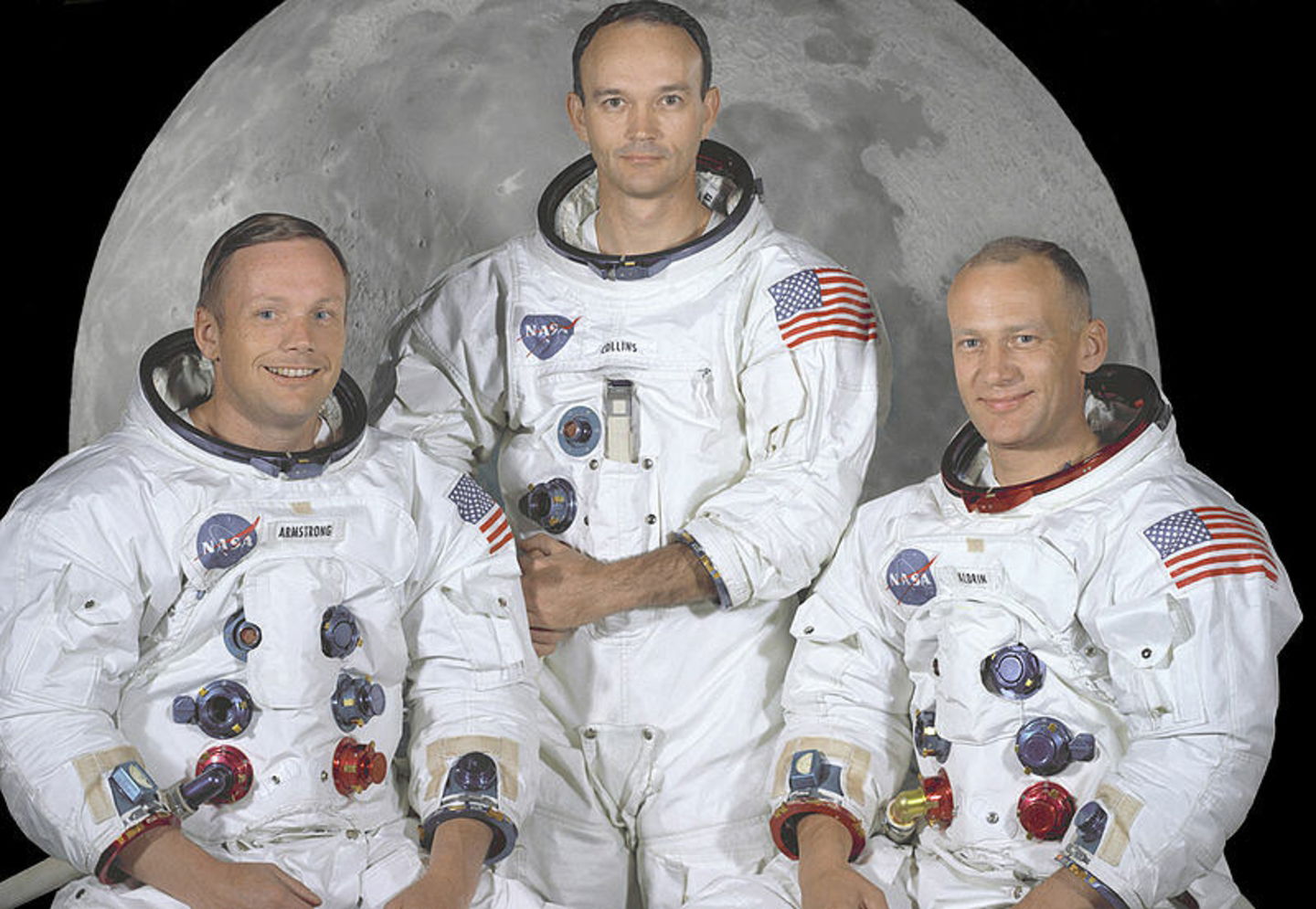 Por qué los trajes de los astronautas son blancos y naranjas