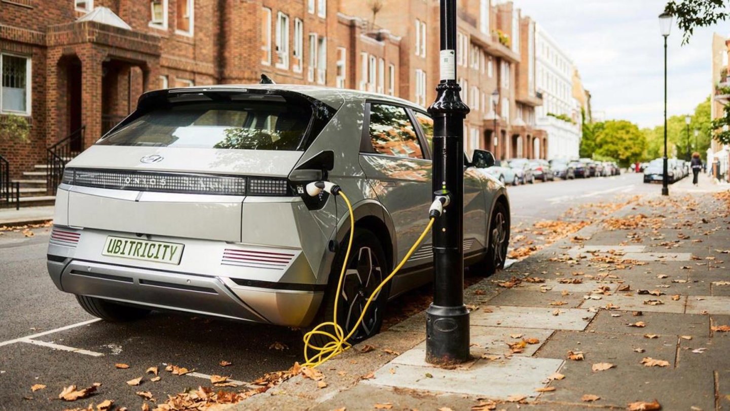 La carga del coche eléctrico en las farolas será necesario para ser popular en las grandes ciudades