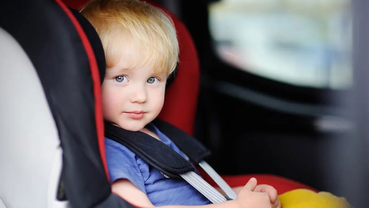 Cuando se instala una sillita infantil en el asiento delantero, bajo circunstancias concretas, hay que tener en cuenta aspectos extra en relación al airbag frontal