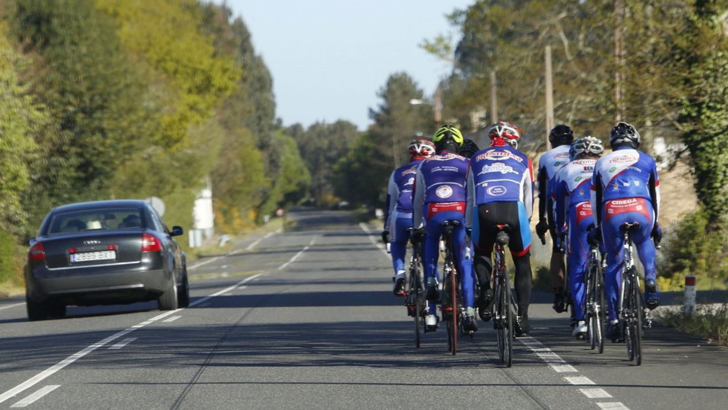 El adelantamiento a un grupo de ciclistas no deja de ser un adelantamiento múltiple, aunque con ciertas peculiaridades