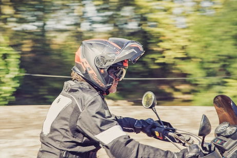 Qué tipos de cascos existen para ir en moto y cómo elegir el adecuado