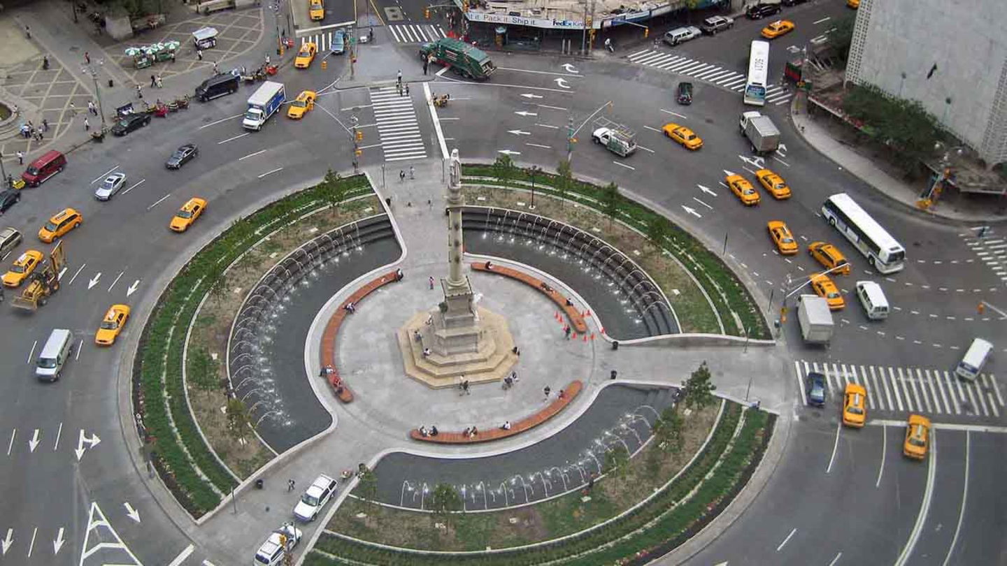 Foto de la glorieta Columbus Circle en Nueva York, con semáforos en cada salida y entrada de la rotonda e incluso en el interior de la misma