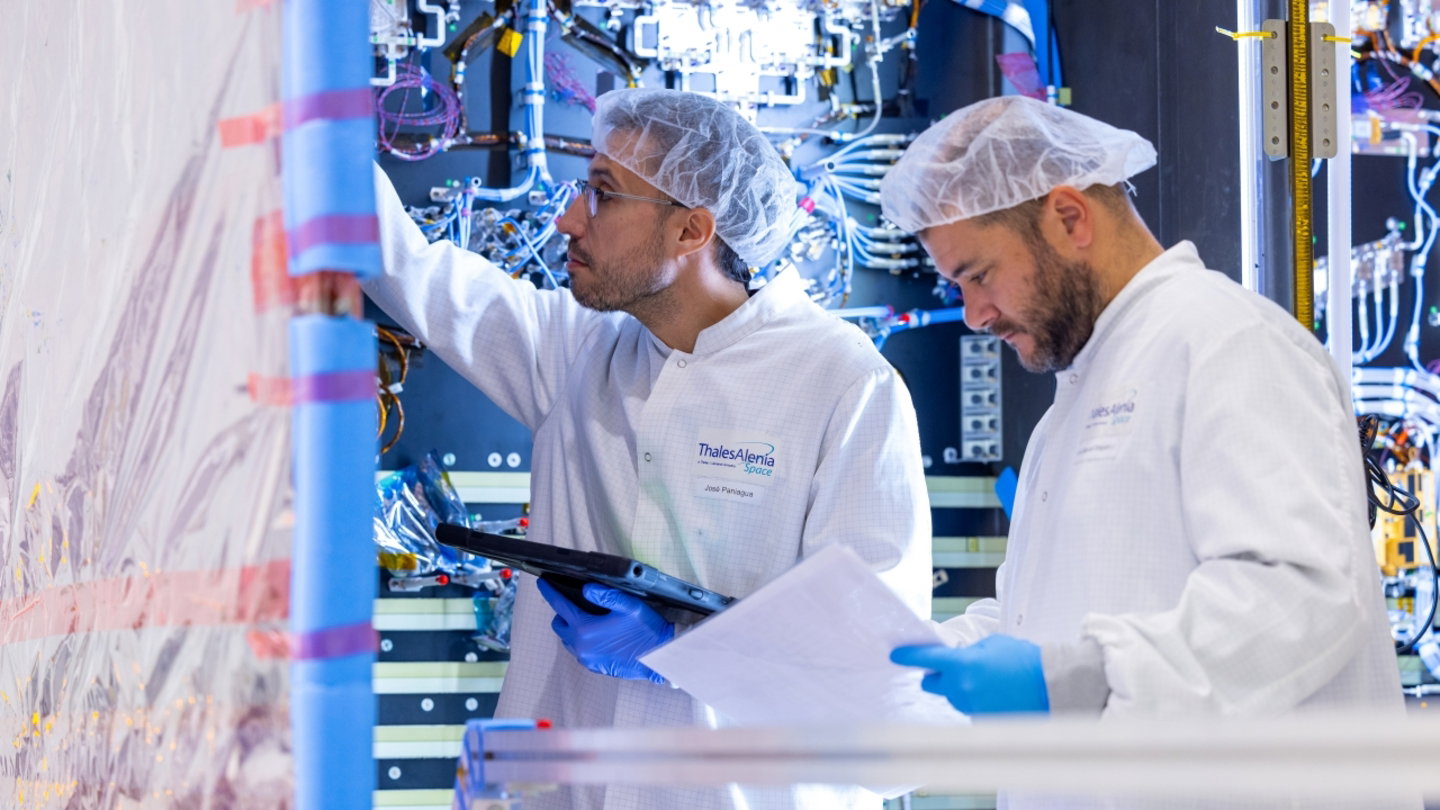 Decenas de personas trabajan en el proyecto de integración del módulo de comunicación de los satélites Spainsat NG