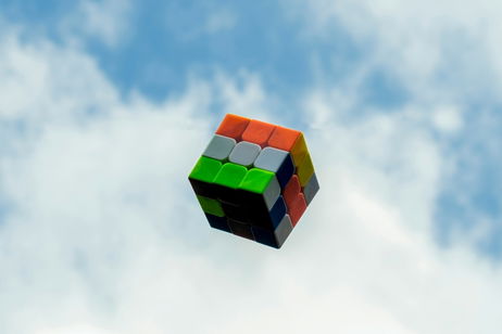 Ha logrado un nuevo récord en resolver el cubo de Rubik y estamos seguros de que no puedes superarlo