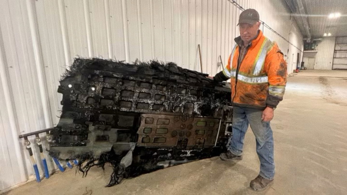 Imagen de Barry Sawchuk con la pieza de chatarra espacial encontrada en su terreno