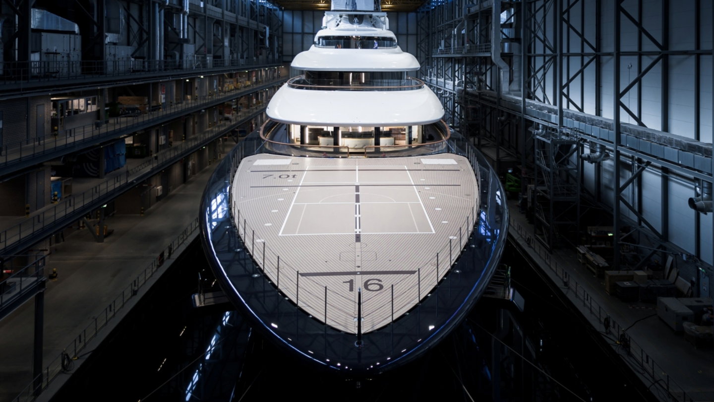 Imagen de la parte delantera del superyate de la compañía Feadship