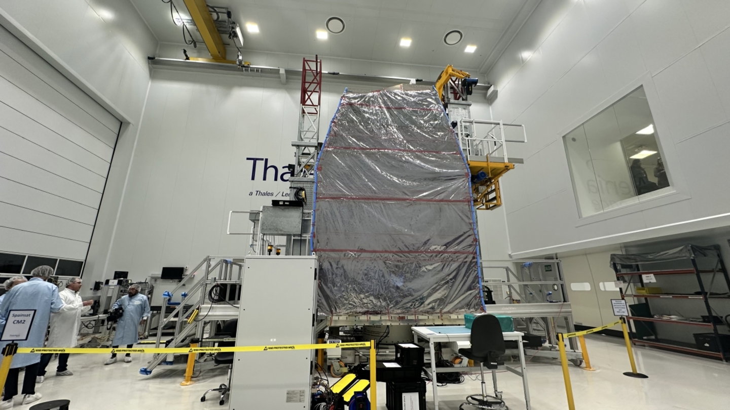 Momento de la visita al modulo de comunicaciones del satélite Spainsat NG