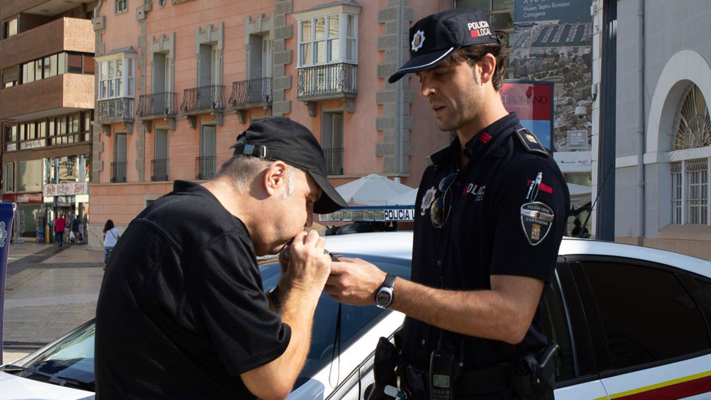 Test de alcoholemia a un peatón realizado por un agente de la policía local de Cartagena