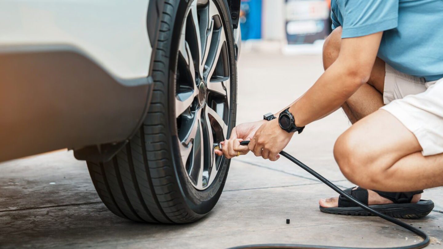 Se recomienda comprobar y corregir la presión de los neumáticos del coche al menos una vez al mes